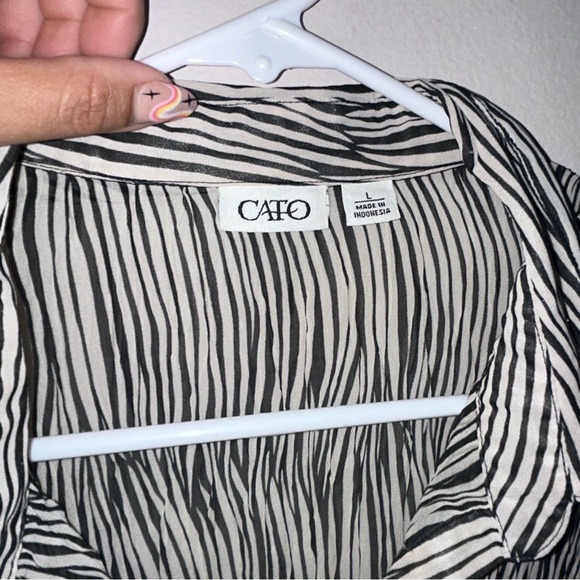 Cato Black and White Abstract Blouse - Picture 5 of 5